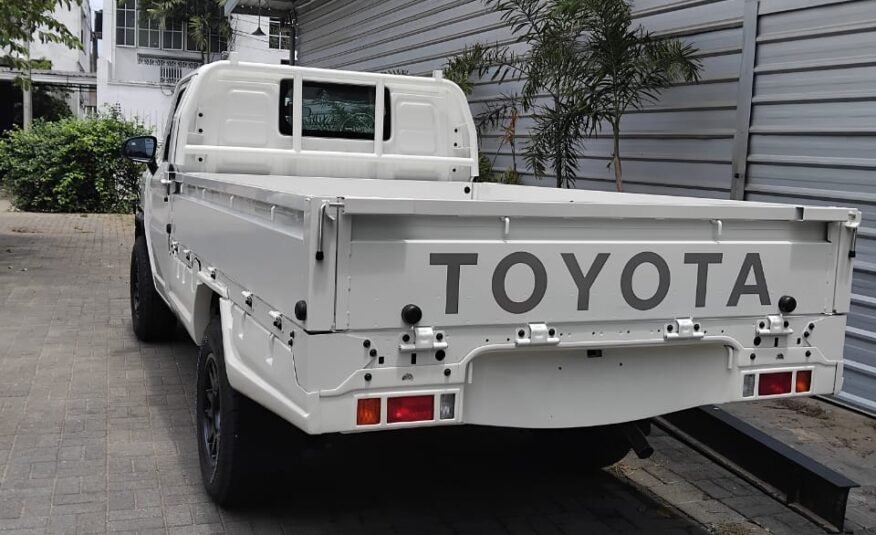 TOYOTA HILUX CHAMP 2025 WHITE