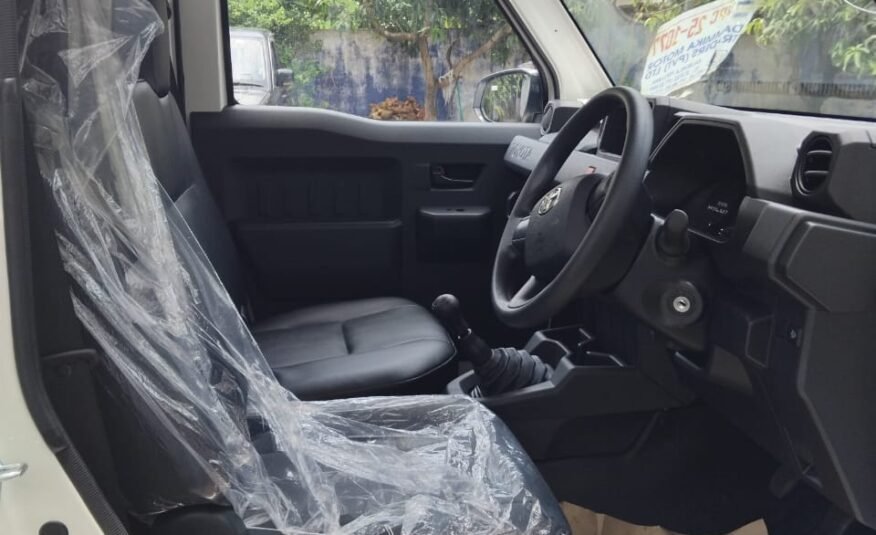 TOYOTA HILUX CHAMP 2025 WHITE