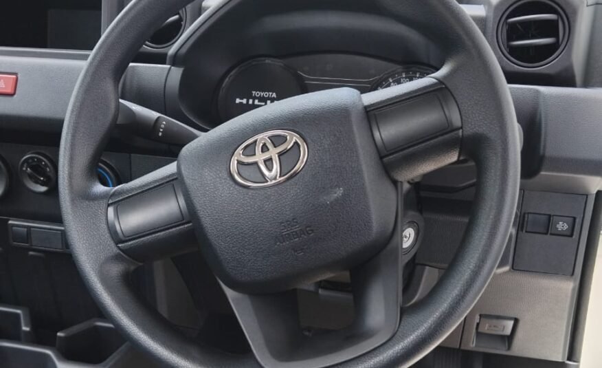 TOYOTA HILUX CHAMP 2025 WHITE