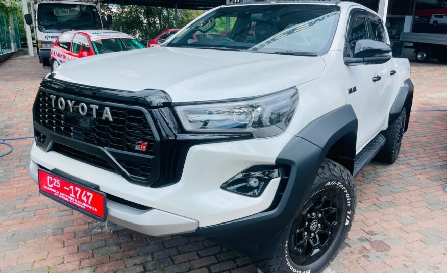 TOYOTA HILUX GR SPORT 2024 (WHITE)