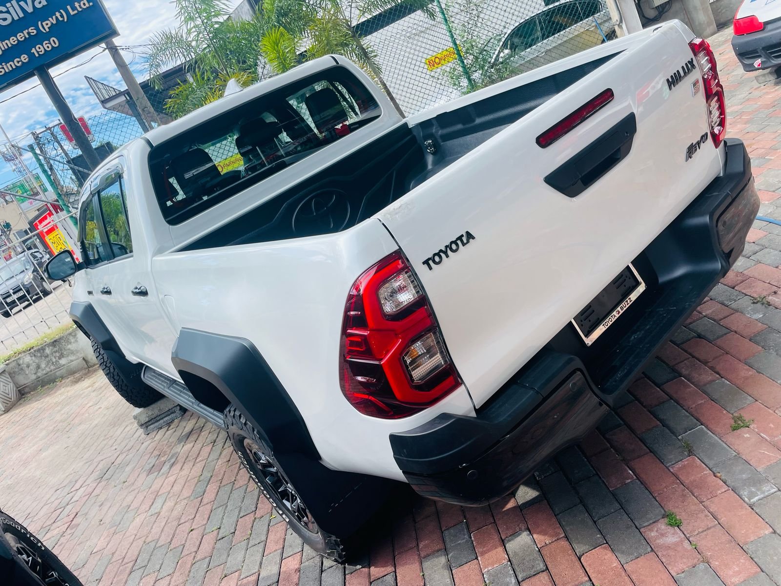 TOYOTA HILUX GR SPORT 2024 (WHITE)