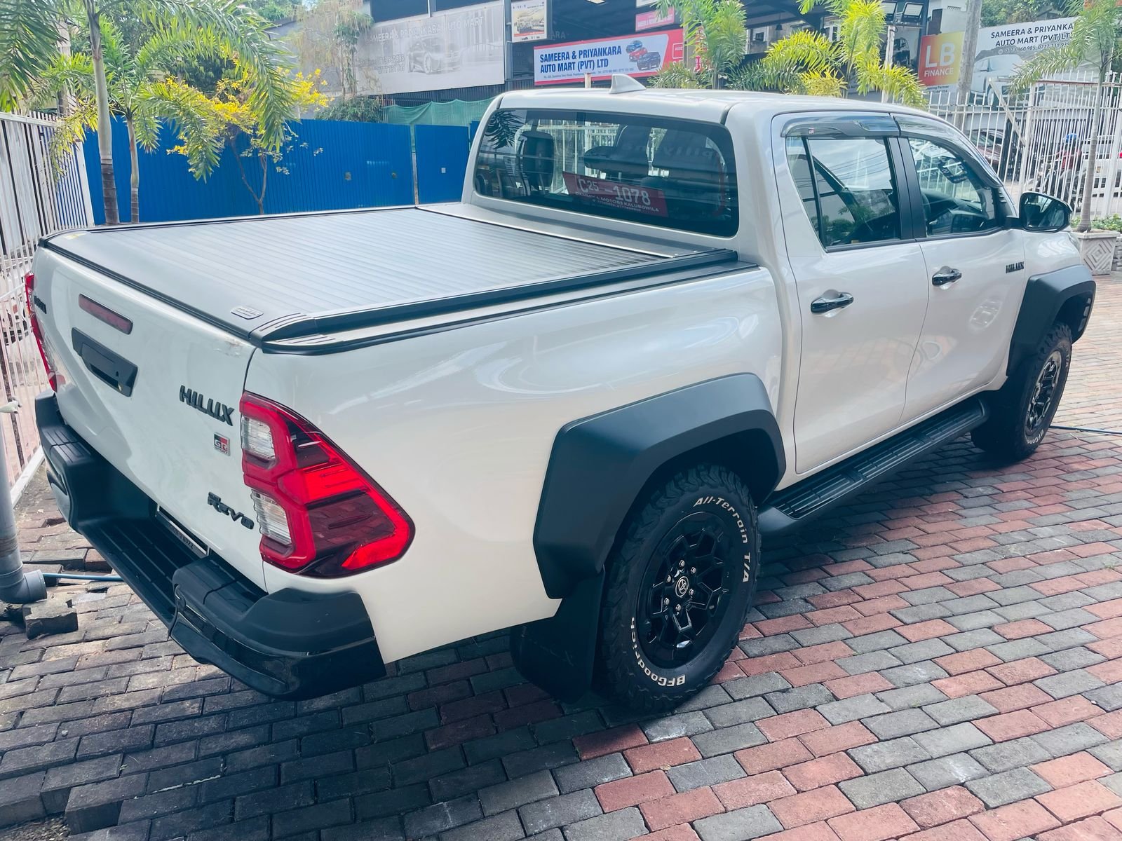 TOYOTA HILUX GR SPORT 2024 (WHITE)