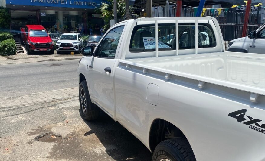 TOYOTA HILUX SINGLE CAB-WHITE