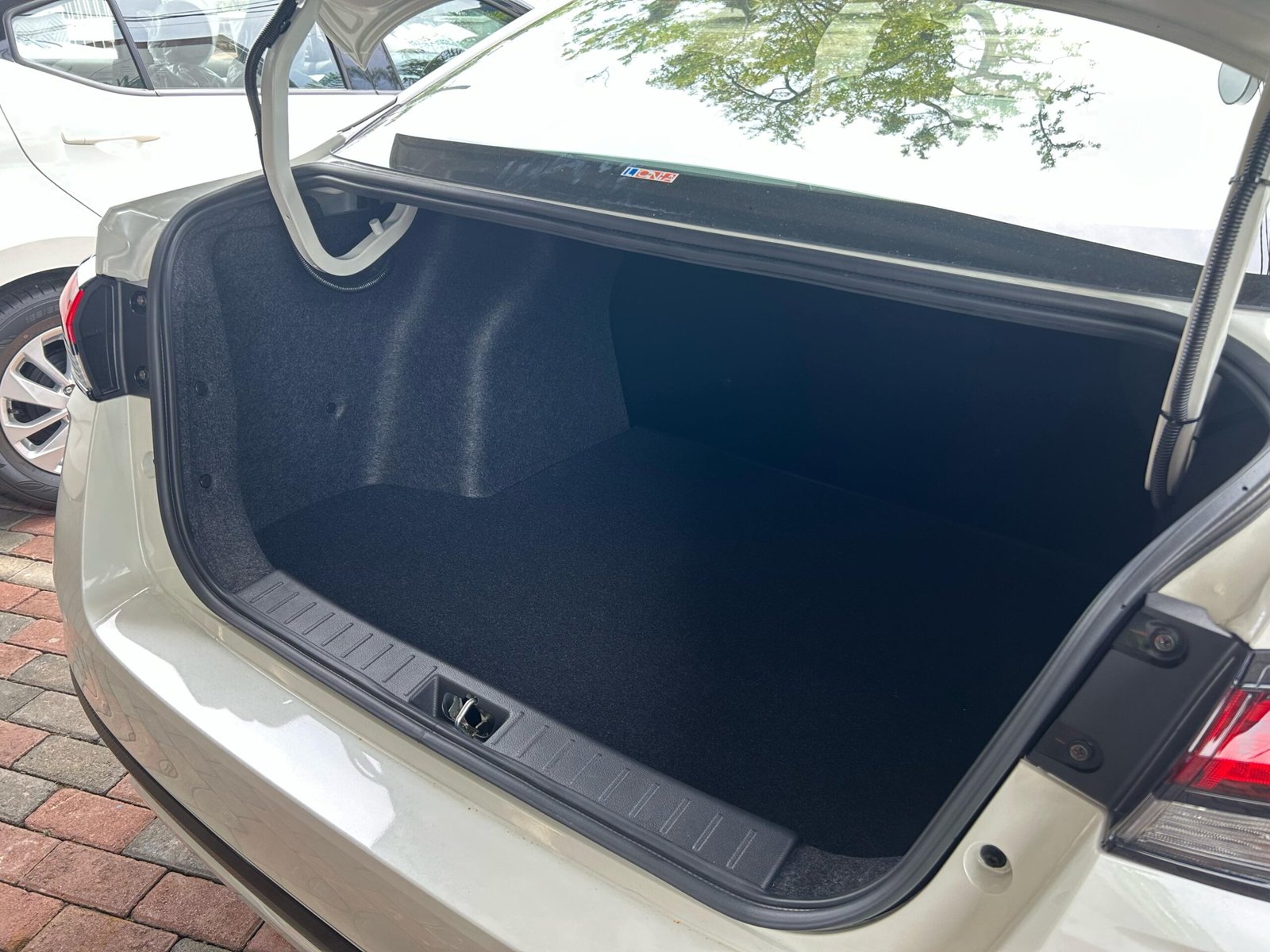 NISSAN ALMERA E – WHITE