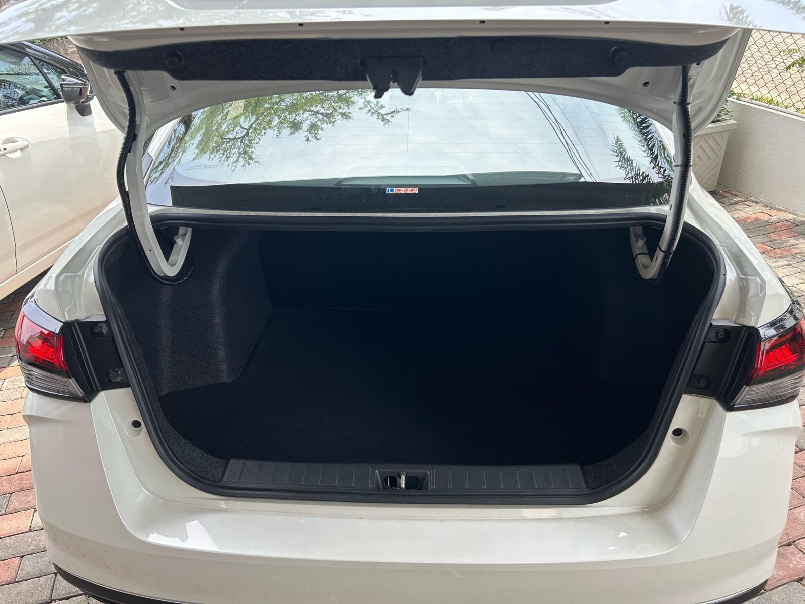 NISSAN ALMERA E – WHITE