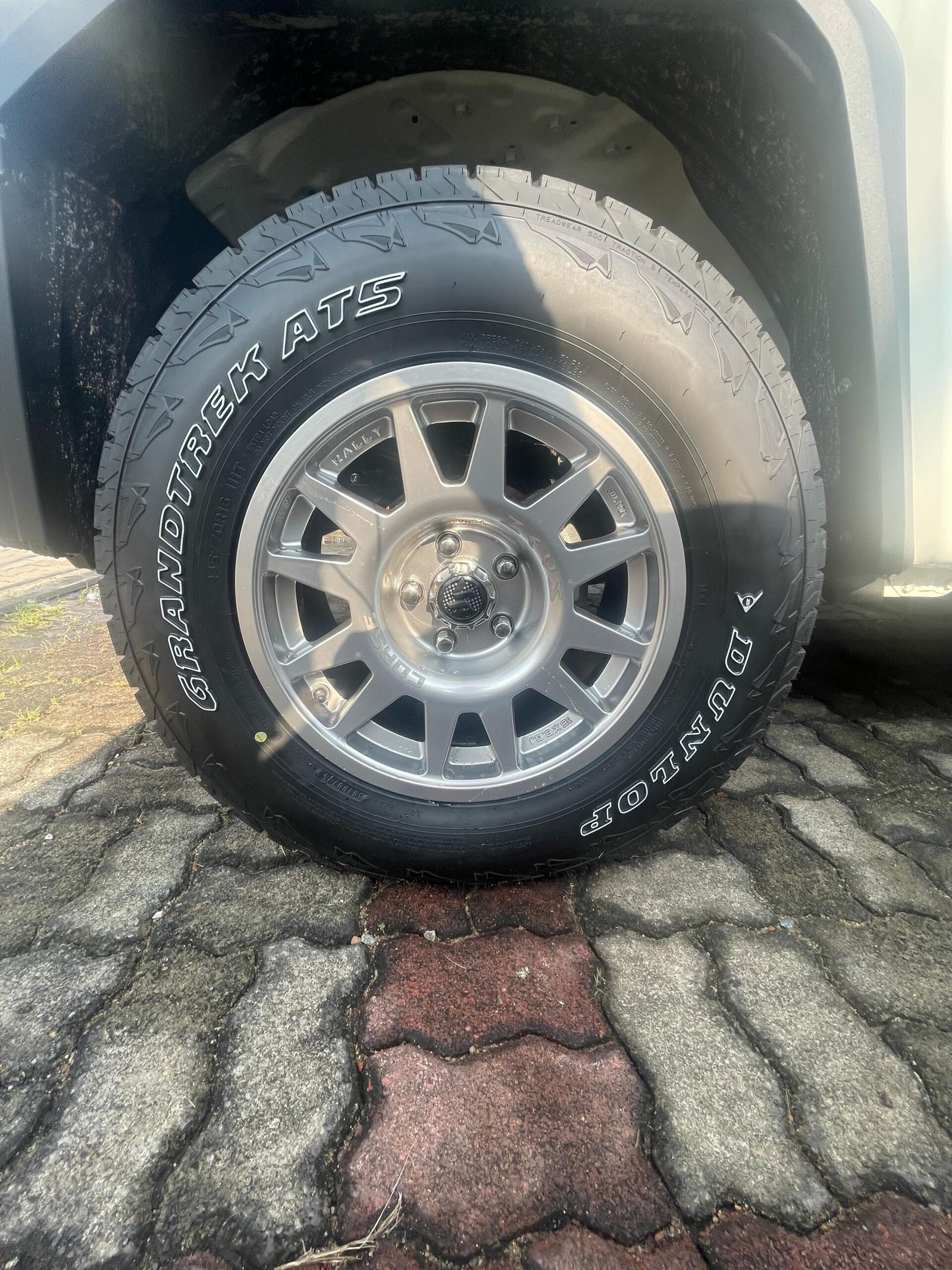 TOYOTA HILUX CHAMP-WHITE