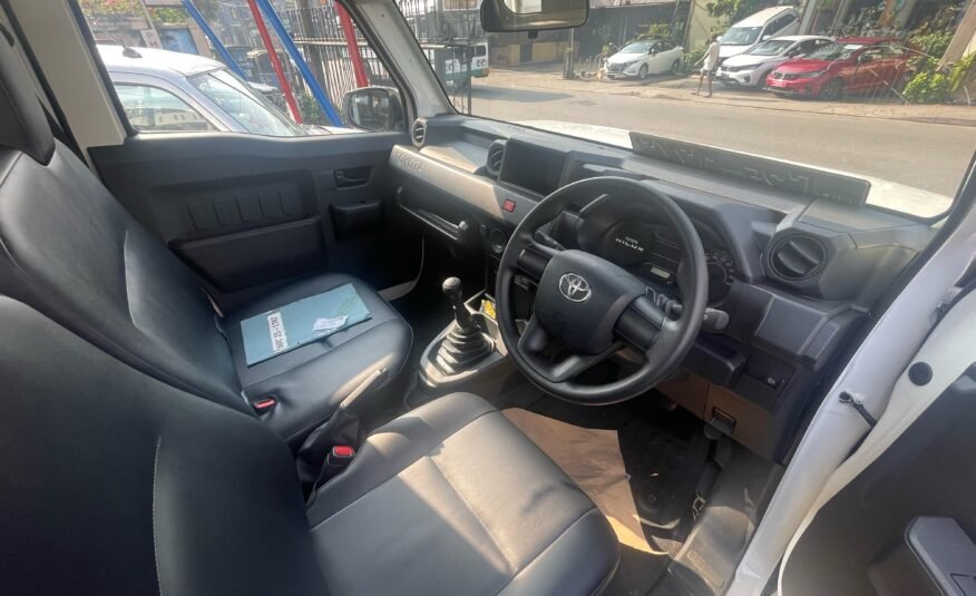 TOYOTA HILUX CHAMP-WHITE
