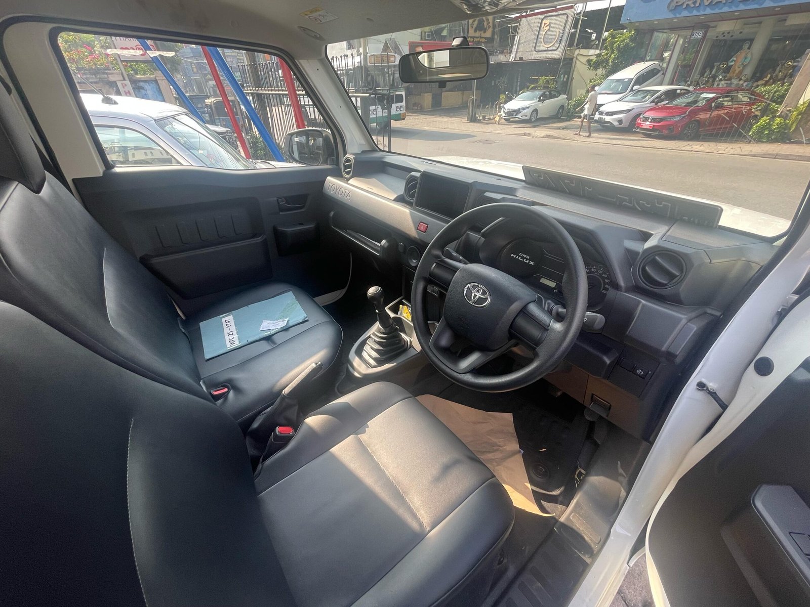 TOYOTA HILUX CHAMP-WHITE