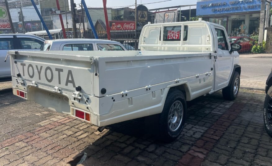 TOYOTA HILUX CHAMP-WHITE