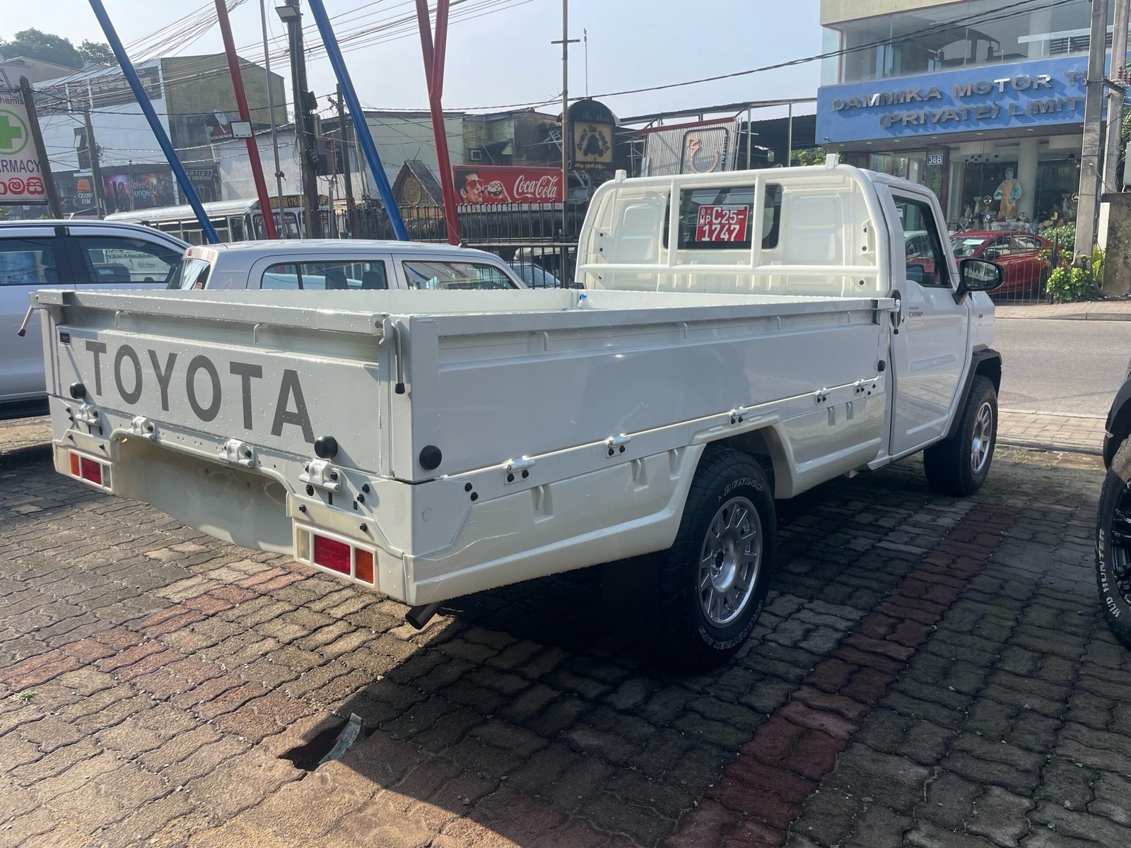 TOYOTA HILUX CHAMP-WHITE