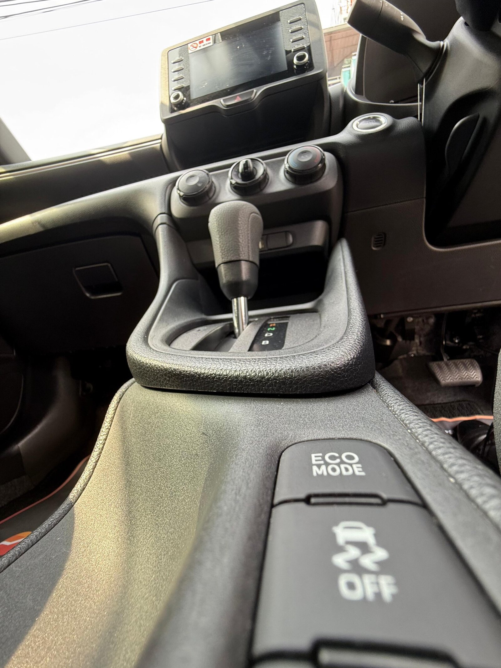 TOYOTA YARIS WHITE-2023