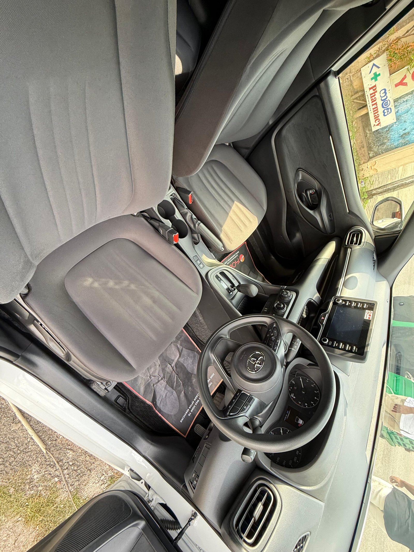 TOYOTA YARIS WHITE-2023